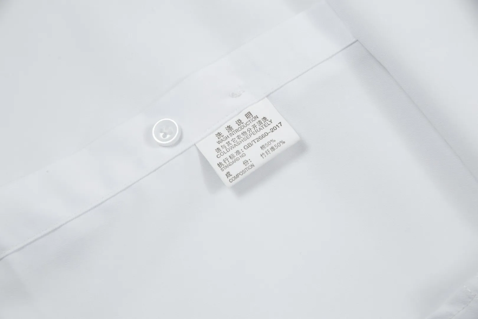 Ami Amy's early spring New Arrival high-tech pure cotton and bamboo fiber blended casual lapel shirt! Trading company channels are rare and available on the official website simultaneously! A classic iconic piece with excellent tailoring and unparalleled comfort, it is an indispensable shirt for spring, summer and autumn! A style that has always been popular, Classic will never go out of style! This shirt is customized by the customer. It is made of 50% cotton + 50% bamboo fiber. It is blended to create a silky high-tech cotton fabric. The ready-made garment is processed with a special process to maximize comfort and softness. It feels silky, soft and light, ensuring the comfort and breathability of the wearer. It can also be used as a sun protection garment in spring and summer! The shirt is an indispensable item in the modern casual wardrobe. With its loose gallery cut and lapel design, the upper body has the temperament of a shirt and the toughness of a big-name brand. In many clothing fields, quality control and style design have always been appropriate, making it a reassuring choice! Size: 39-43 (M-3XL) Color: Black White Size recommendation: Height 174-140 pounds, try on size 40! Boys' weight: Choose size 39 if you are under 135 pounds, choose size 40 if you are 138-145 pounds, choose size 41 if you are 145-155 pounds, choose size 42 if you are 155-165 pounds, choose size 43 if you are 165-185 pounds!